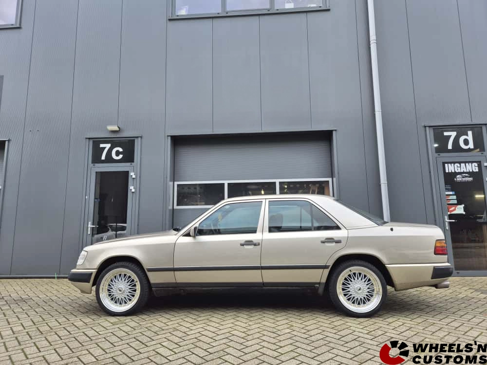 Mercedes Benz E-klasse 1987 W124 - Japan Racing JR9