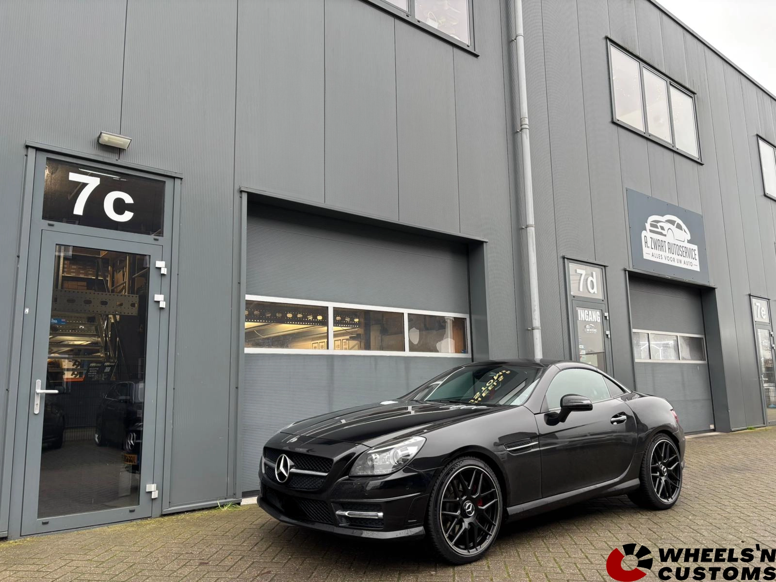 Mercedes SLK uit 2015 - voorzien van 19 inch JF Luxury  5x112 - AMG Design M933 Matt Black Machined Lip  Breedset velgen