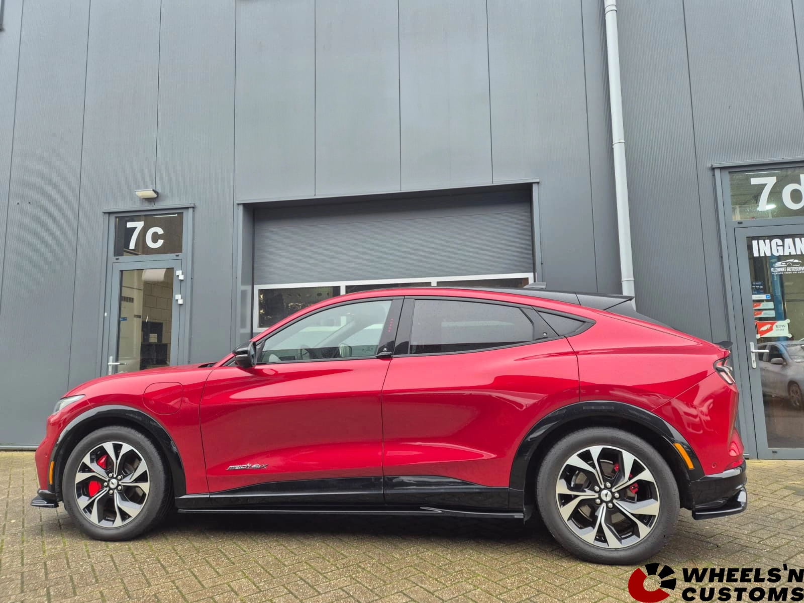 Ford Mustang Mach-E voorzien van Maxton Design onderdelen