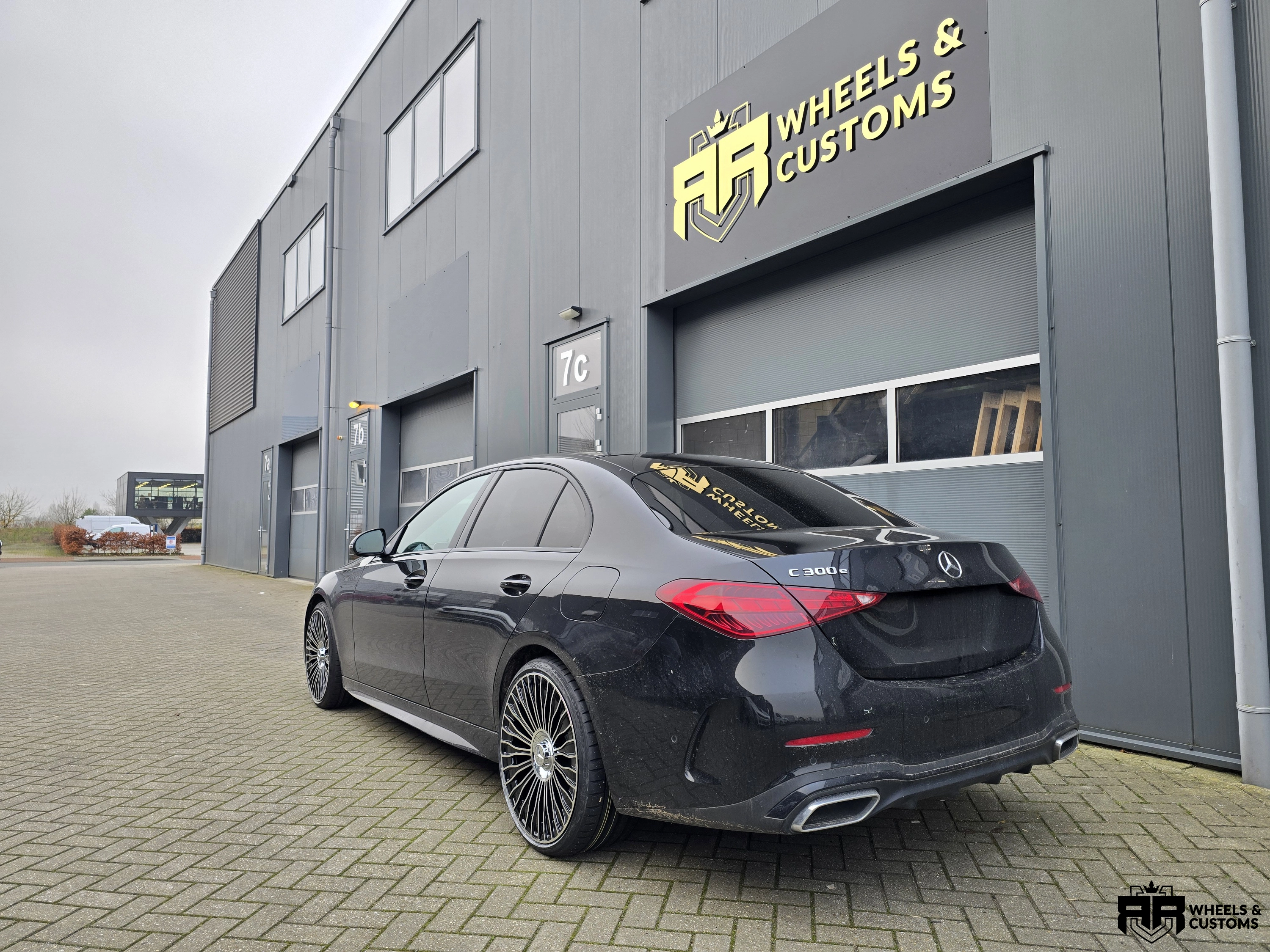 Mercedes C-Klasse voorzien van MBdesign  R20x8.5+9.5J  5X112  ET 40+45  66.6  I0313   Black Polished velgen