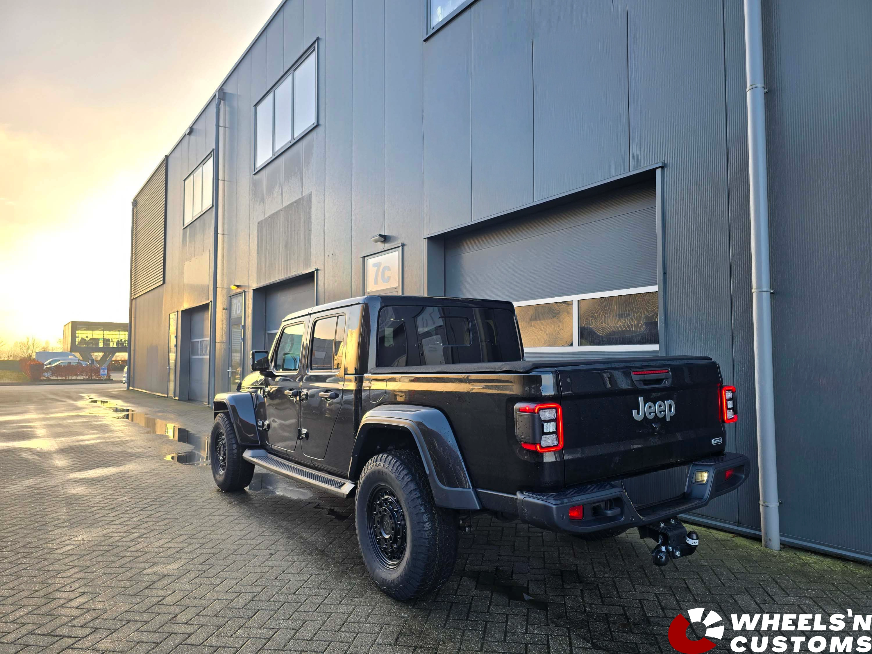 Jeep Gladiator 2021 -  voorzien van Black Rhino ARSENAL Textured matte black 17x8