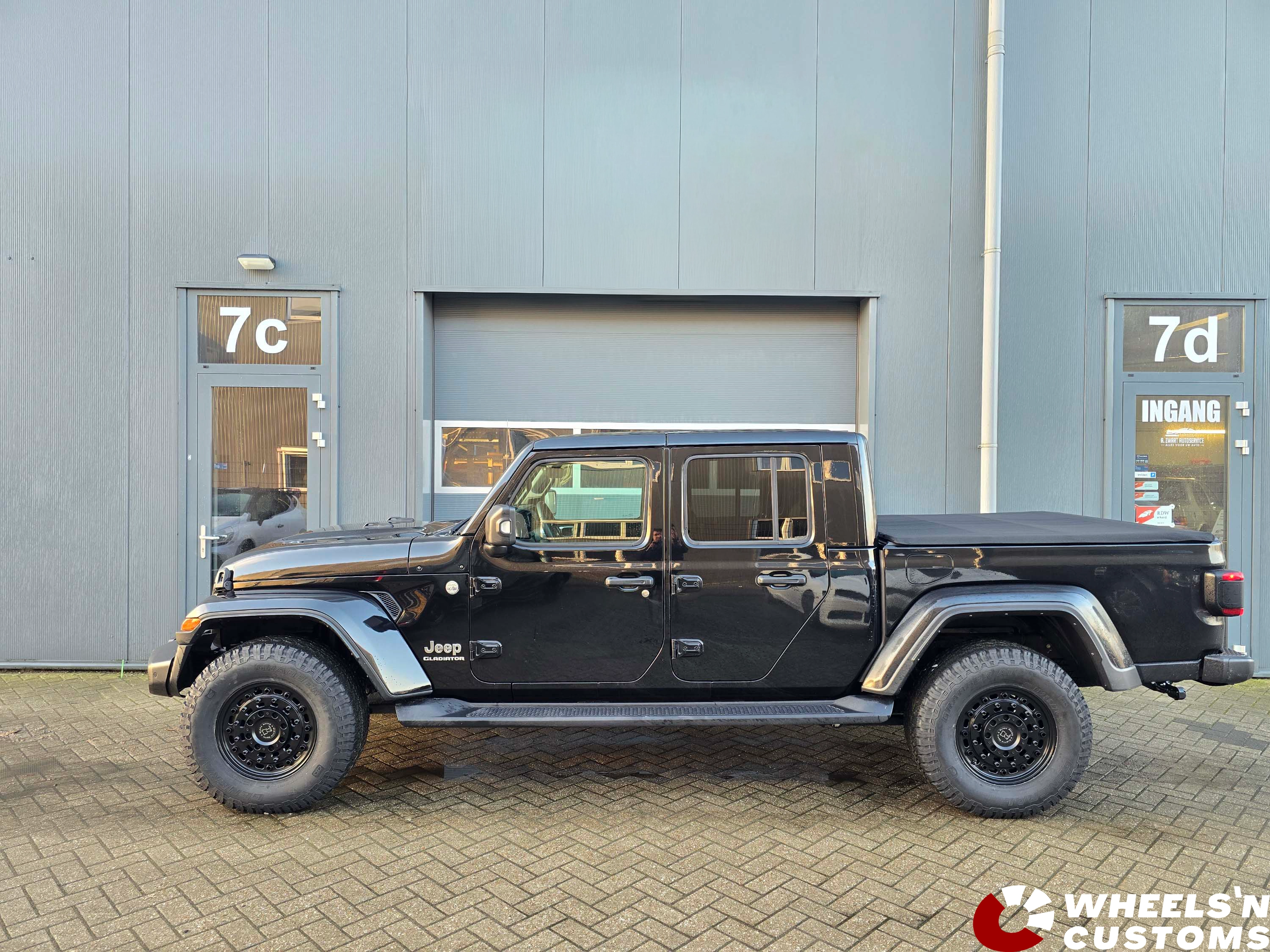 Jeep Gladiator 2021 -  voorzien van Black Rhino ARSENAL Textured matte black 17x8