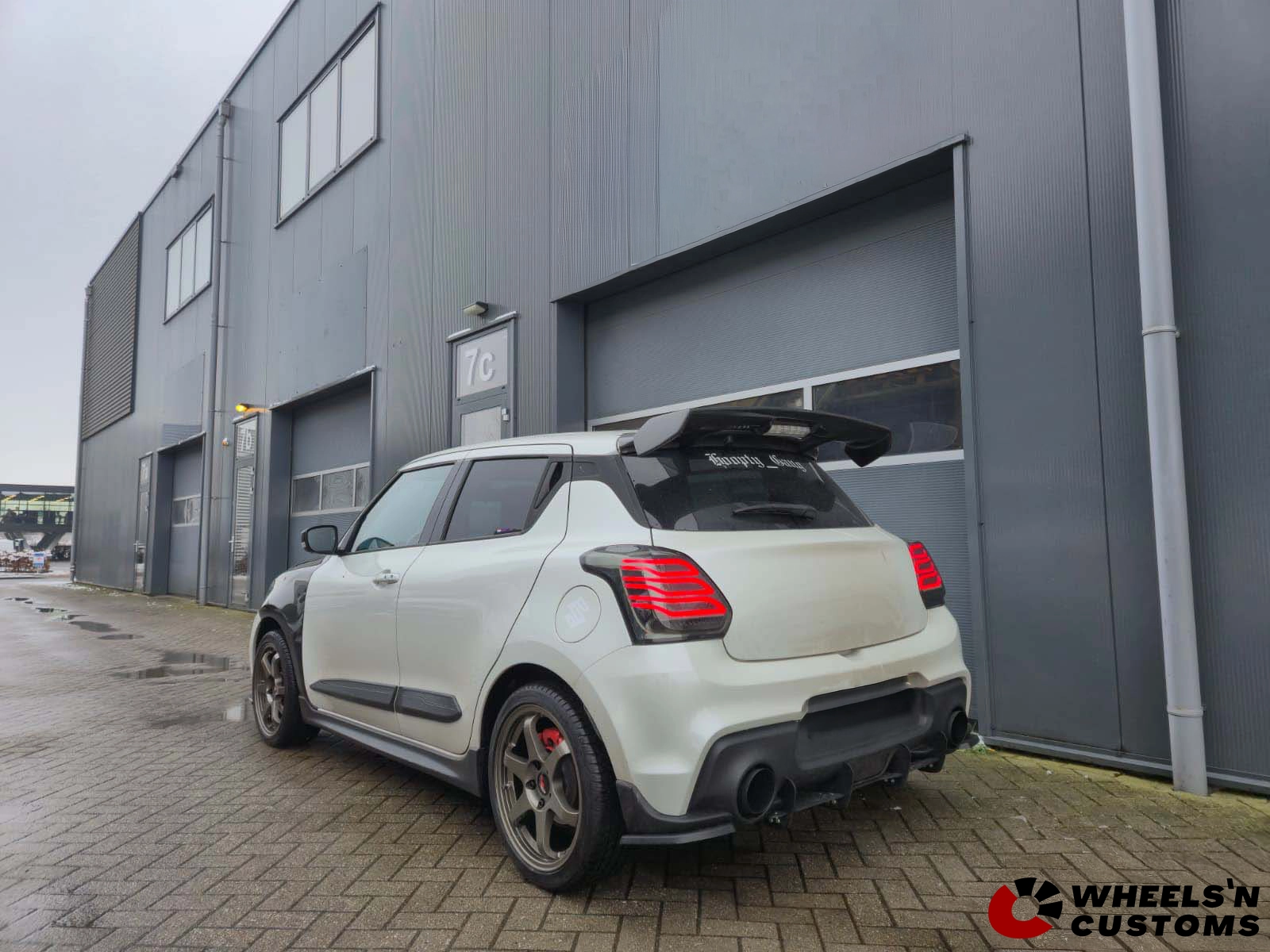 Suzuki Swift Sport 1.4 - Voorzien van JR Wheels JR3 17x7 ET40  Bronze  
