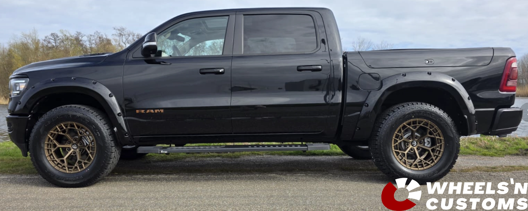 Dodge Ram - voorzien van 20 inch 6x139.7 JF Luxury KF33 - Matt Bronze