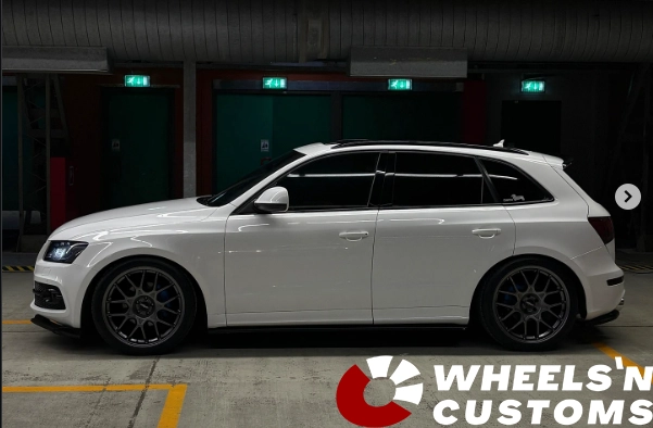 Audi Q5 -  voorzien van Rotiform R196 ZWS Gloss anthracite 21 inch