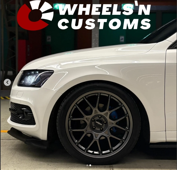 Audi Q5 -  voorzien van Rotiform R196 ZWS Gloss anthracite 21 inch