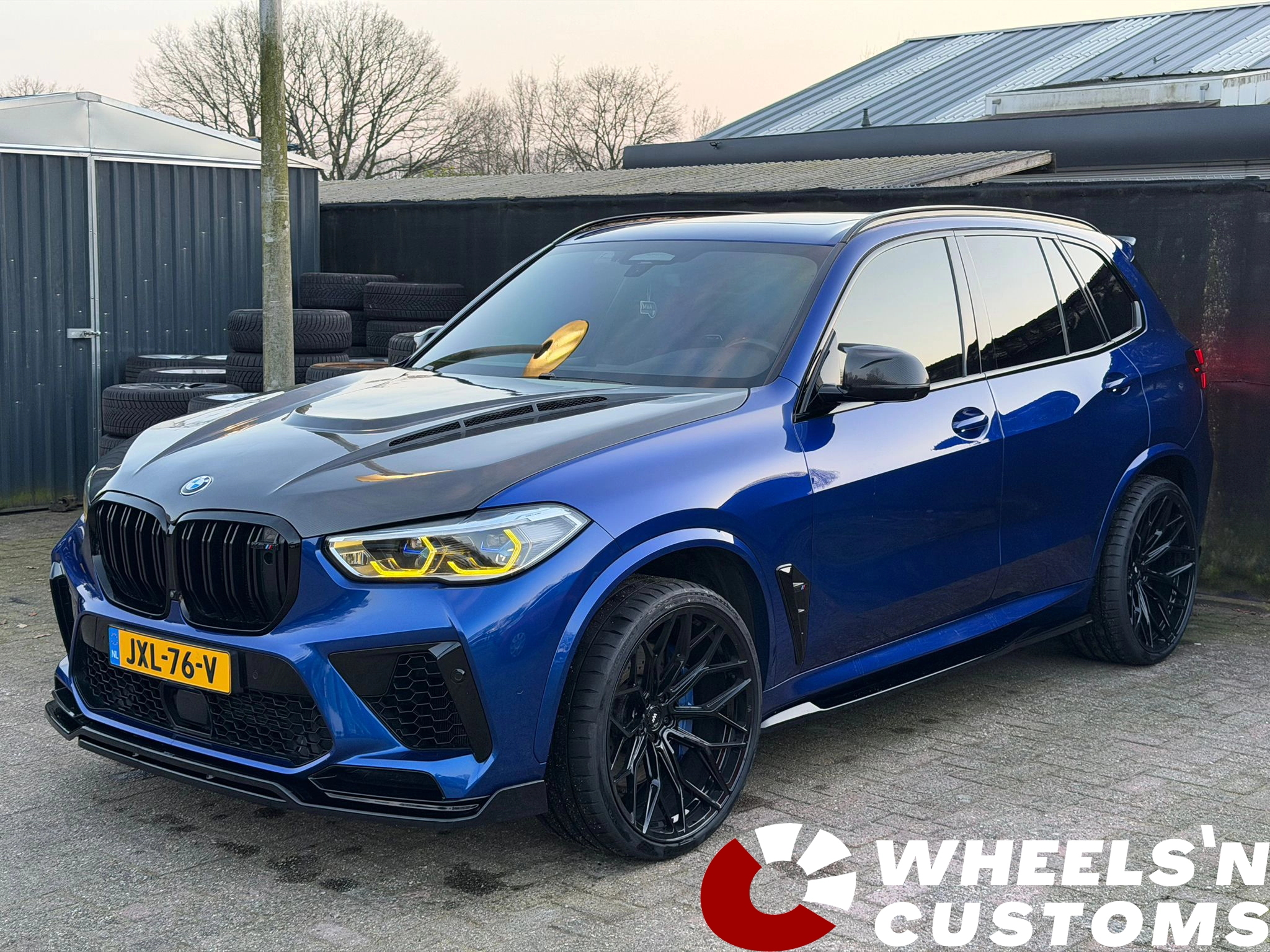 BMW X5M F95 -  voorzien van WheelForce XHE-FF 23 inch 11J ET13 5x112 Gloss Black