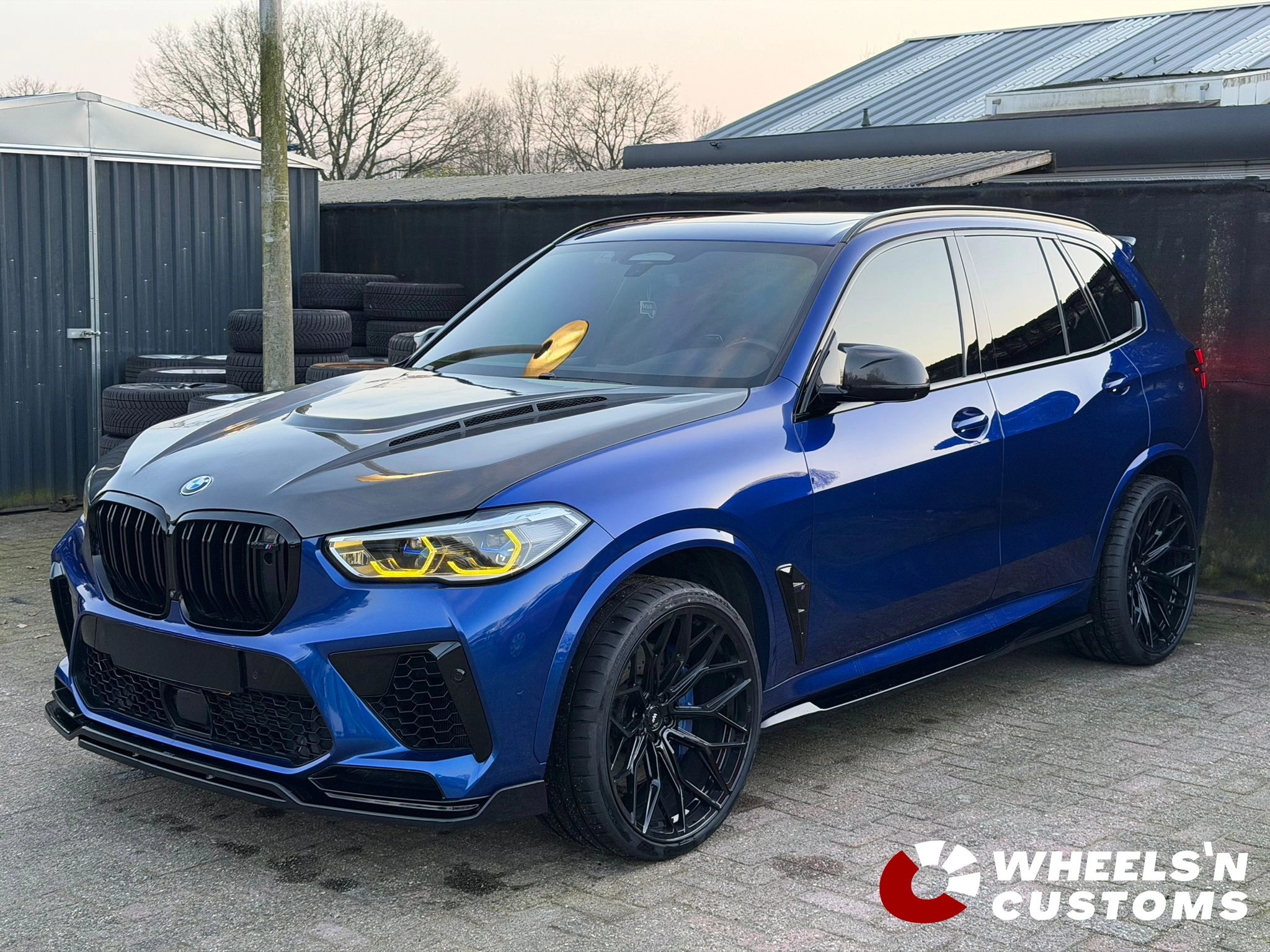 BMW X5M F95 -  voorzien van WheelForce XHE-FF 23 inch 11J ET13 5x112 Gloss Black
