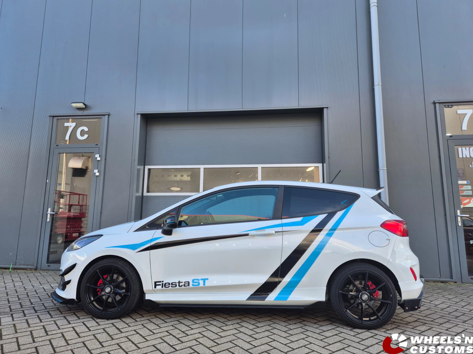 Ford Fiesta MK8 voorzien van Maxton Design onderdelen