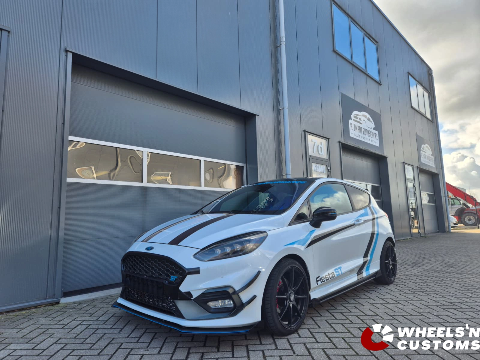 Ford Fiesta MK8 voorzien van Maxton Design onderdelen