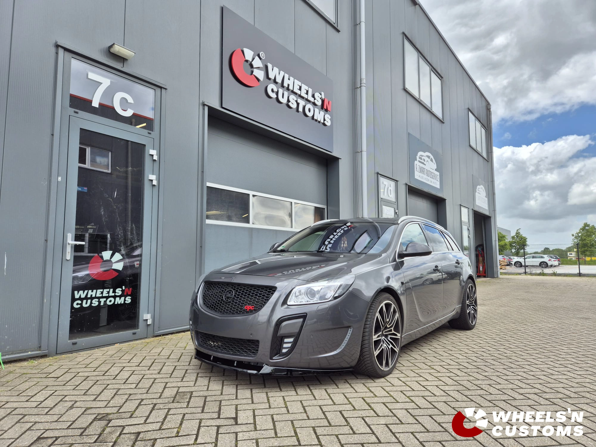 Opel Insignia  voorzien van Maxton Design onderdelen
