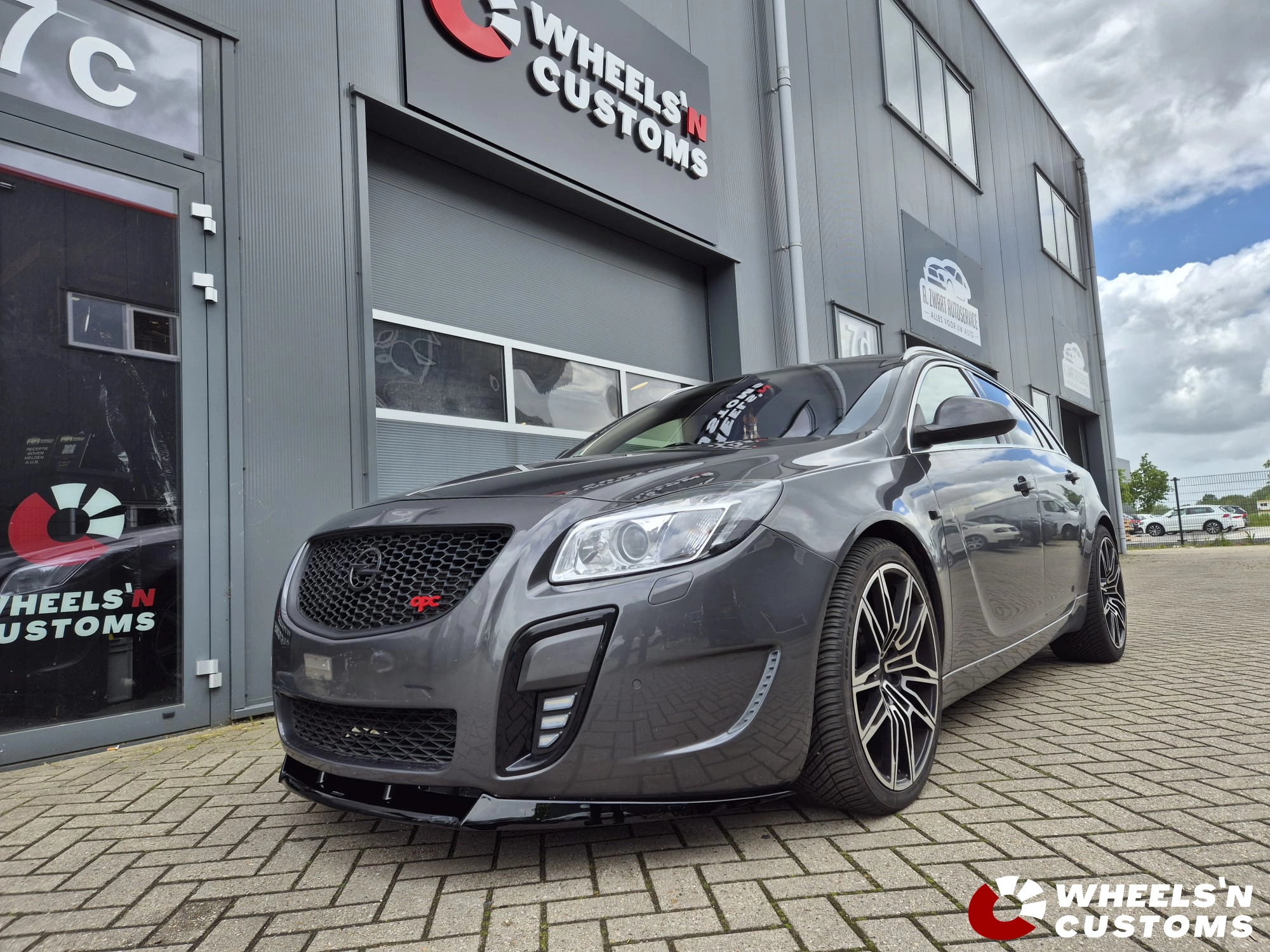 Opel Insignia  voorzien van Maxton Design onderdelen