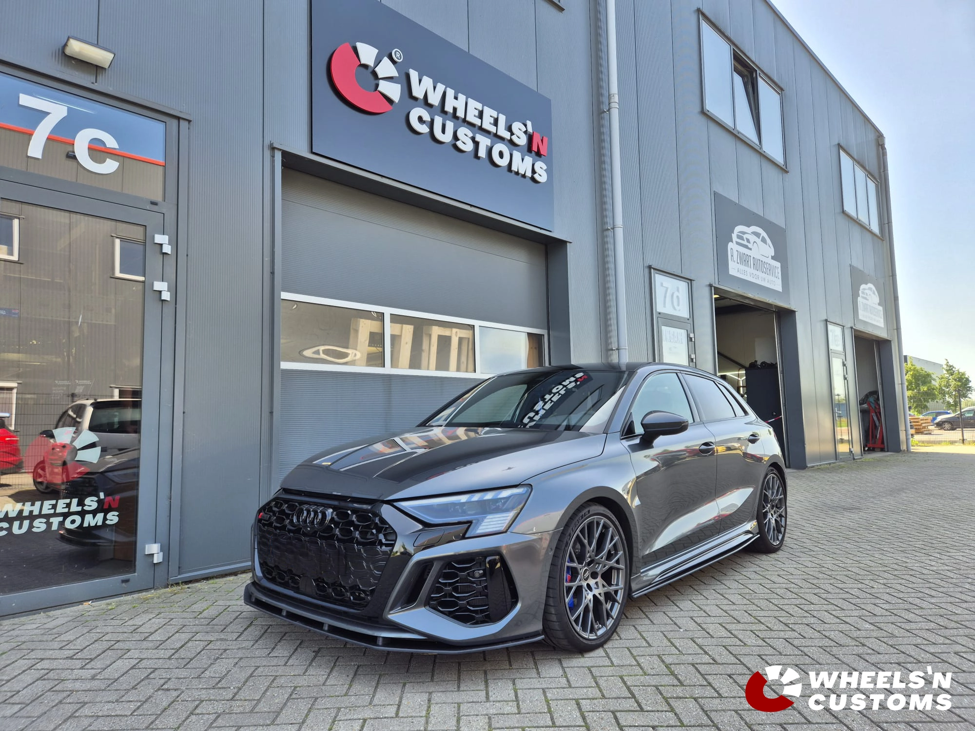 Audi RS3 voorzien van Maxton Design onderdelen