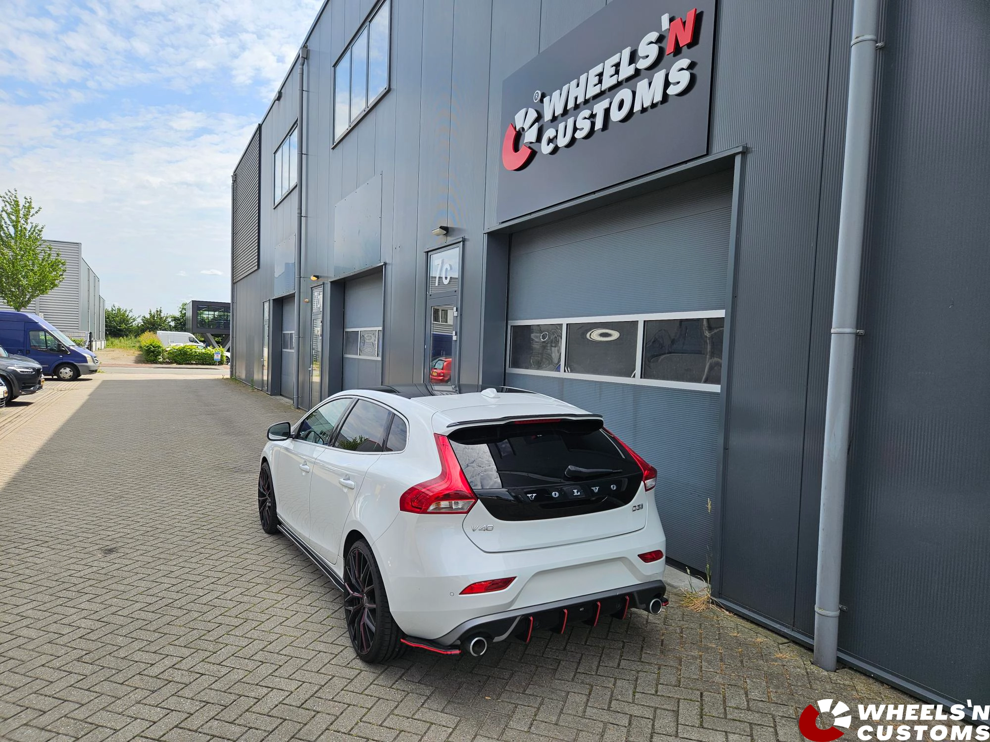 Volvo V40 R-Design voorzien van Maxton Design onderdelen
