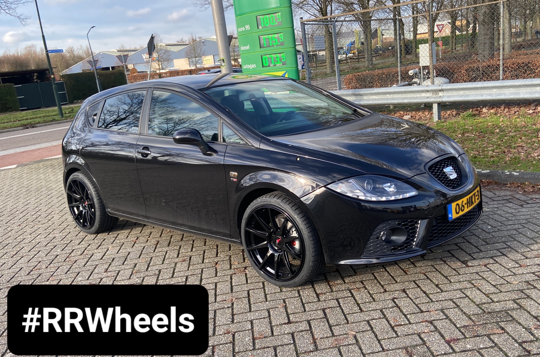 Seat Leon - 19 inch Japan Racing JR11 Gloss Black - 5x112 8.5J ET40