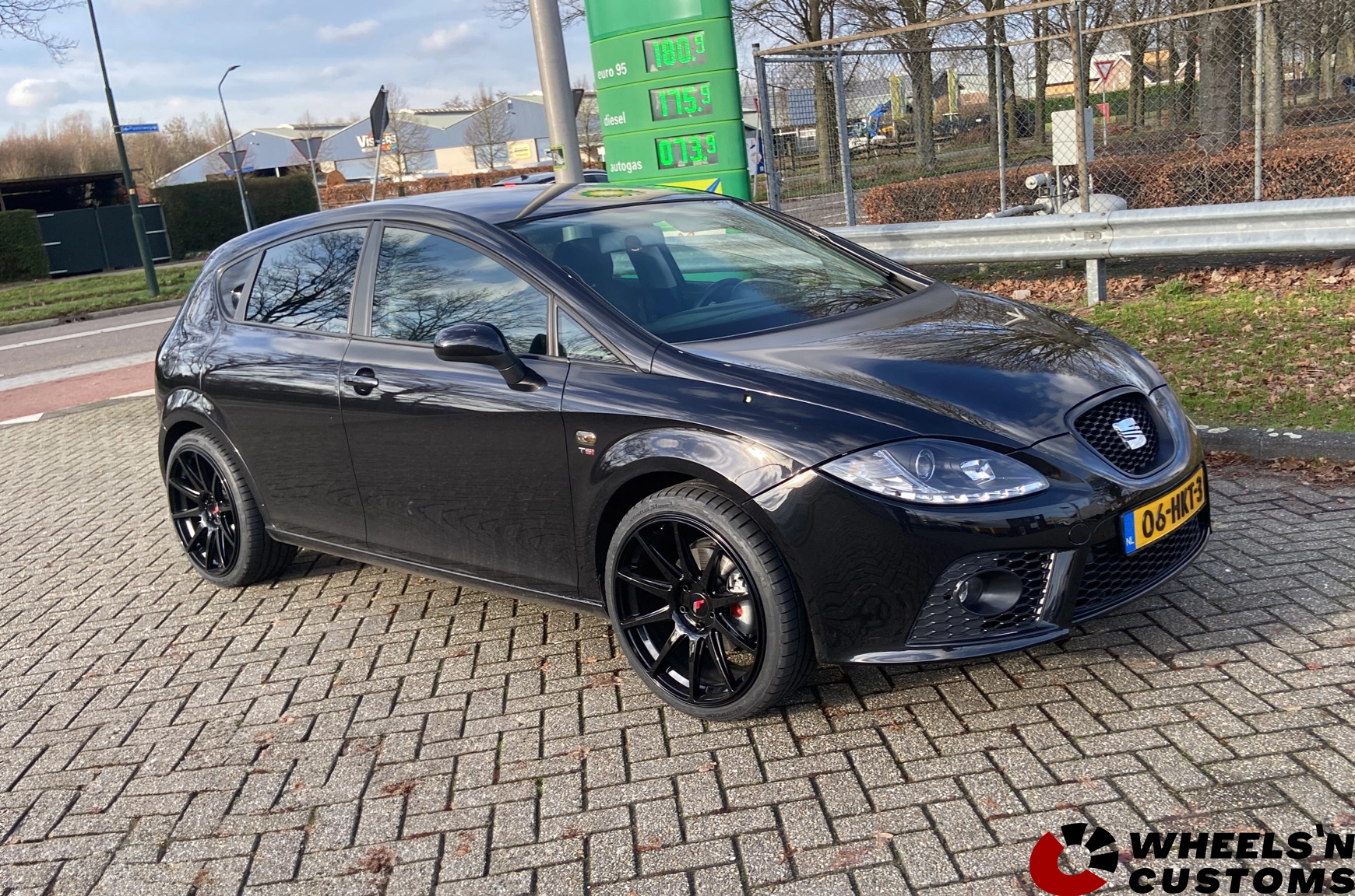Seat Leon - 19 inch Japan Racing JR11 Gloss Black - 5x112 8.5J ET40
