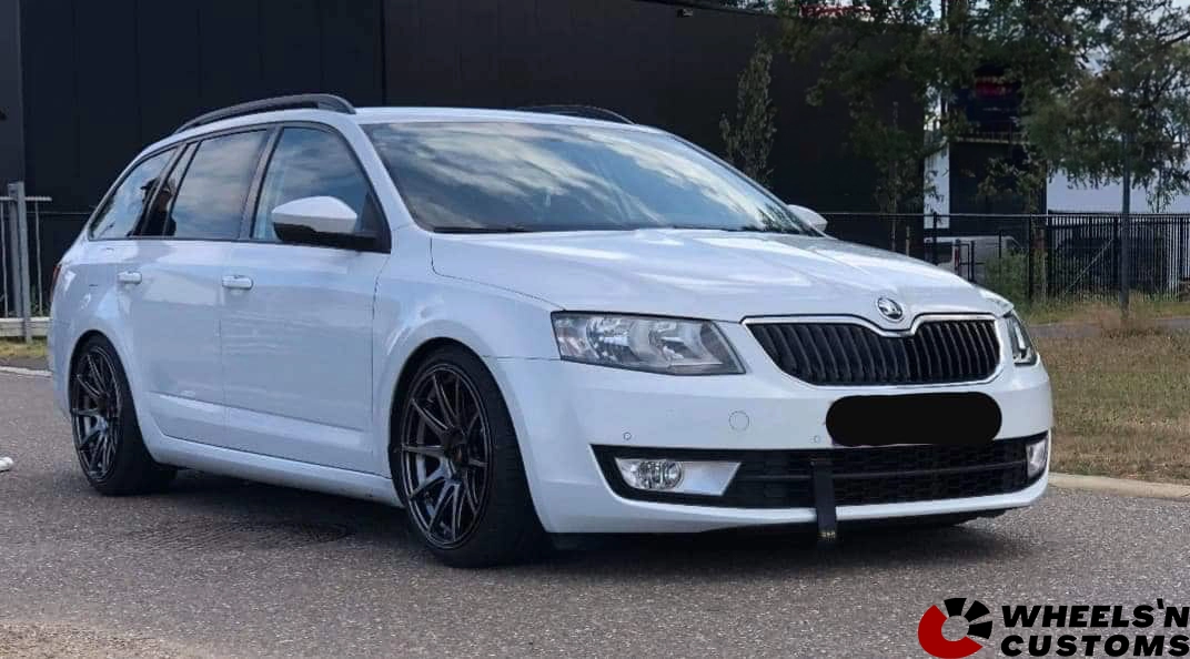 Skoda Octavia - 18 inch Japan Racing JR11 - 5x112 8.5J ET40