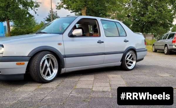 Volkswagen Vento voorzien van deze unieke VW logo velgen. In 17 inch 4x100 7.5J ET30 rondom.